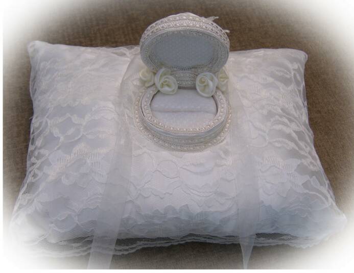 round victorian lace ring box pillow